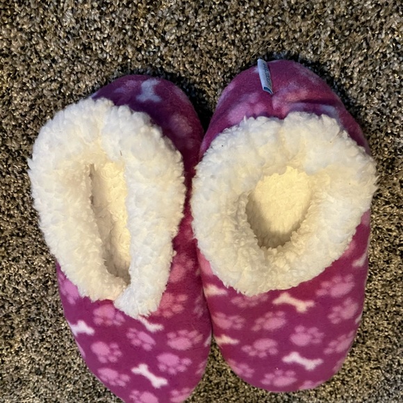 Snoozers slippers with paw prints - Picture 2 of 4